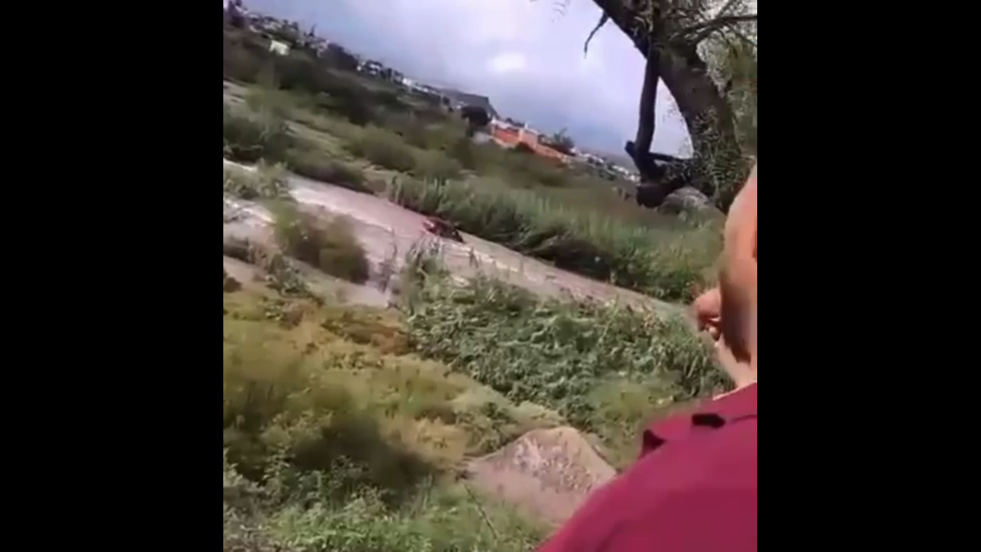 Arrastra corriente de arroyo a camioneta