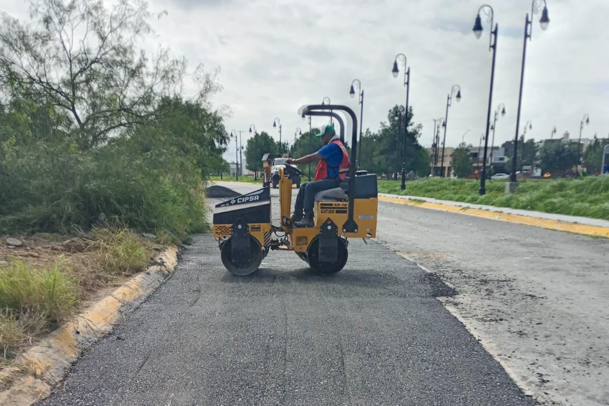 TRABAJADORES MUNICIPALES DE RAMOS ARIZPE AVANZAN EN LA REPARACIÓN DE CALLES DAÑADAS POR LLUVIAS