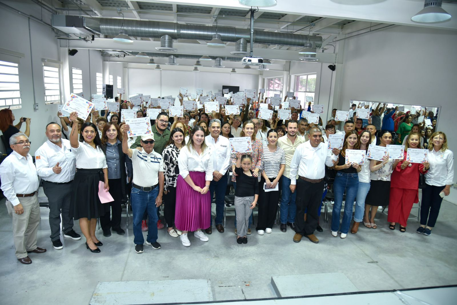 Gradúa DIF Saltillo 244 alumnos y alumnas de sus talleres