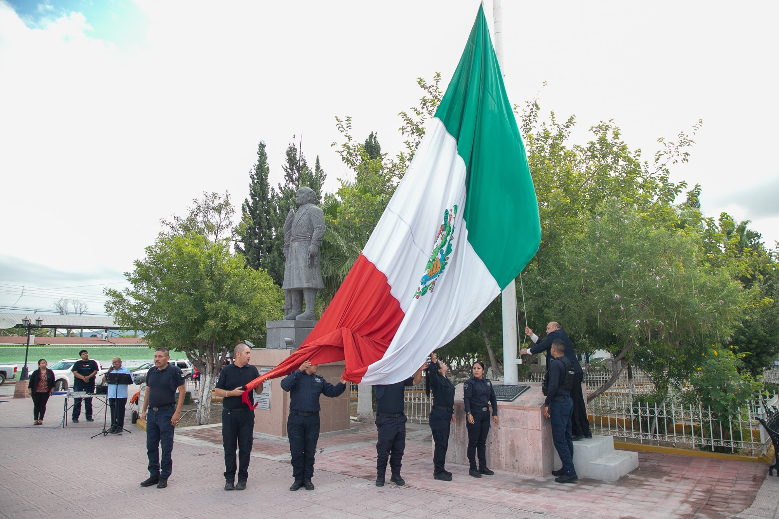 Izamiento de la Bandera en la Plaza Principal