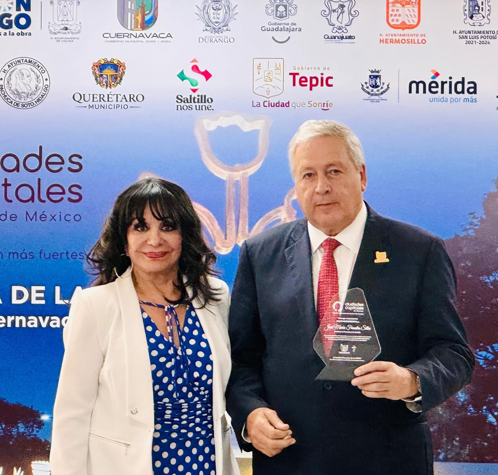 Entrega ACCM reconocimiento a Chema Fraustro