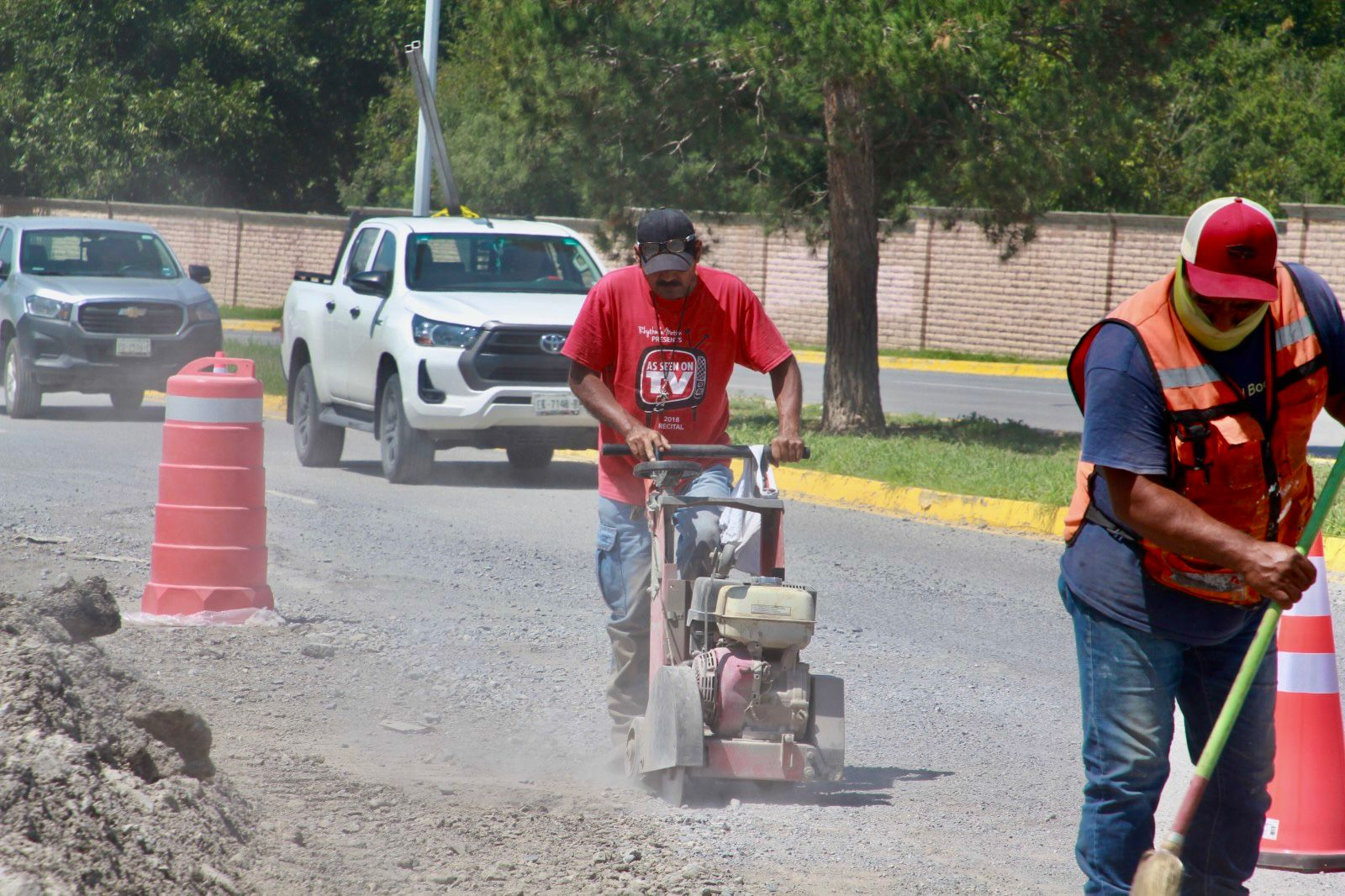 Repara Municipio Colosio y Tezcatlipoca; bachea la ciudad con 10 cuadrillas