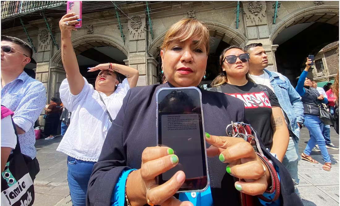 Simulacro 19S: “Un zumbido al corazón”, así describen capitalinos la Alerta Presidencial en los celulares