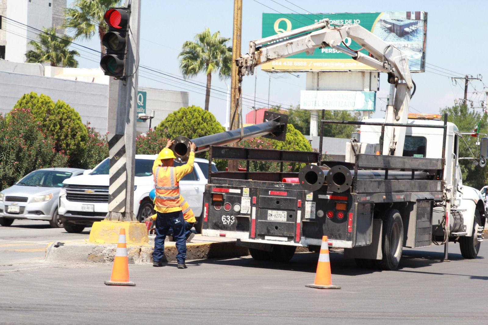 Avanza trabajos en el V. Carranza; comienza instalación de semáforos inteligentes