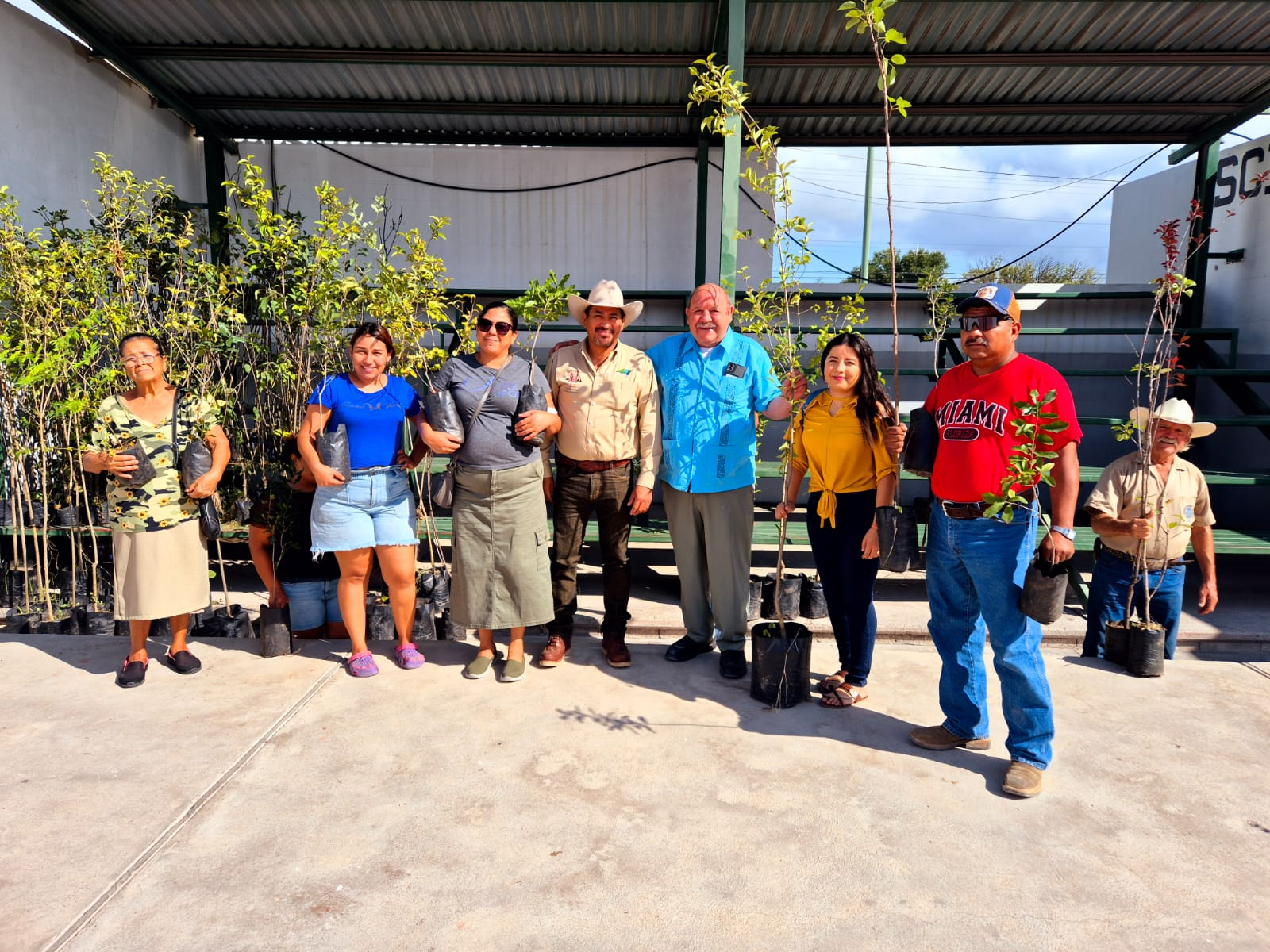 Entrega de Árboles por un Castaños Verde