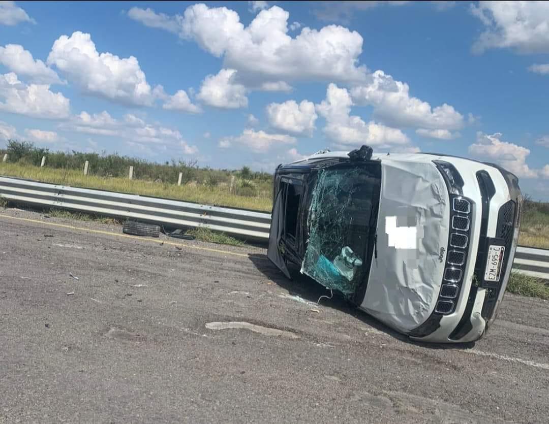 Provocan baches otra volcadura