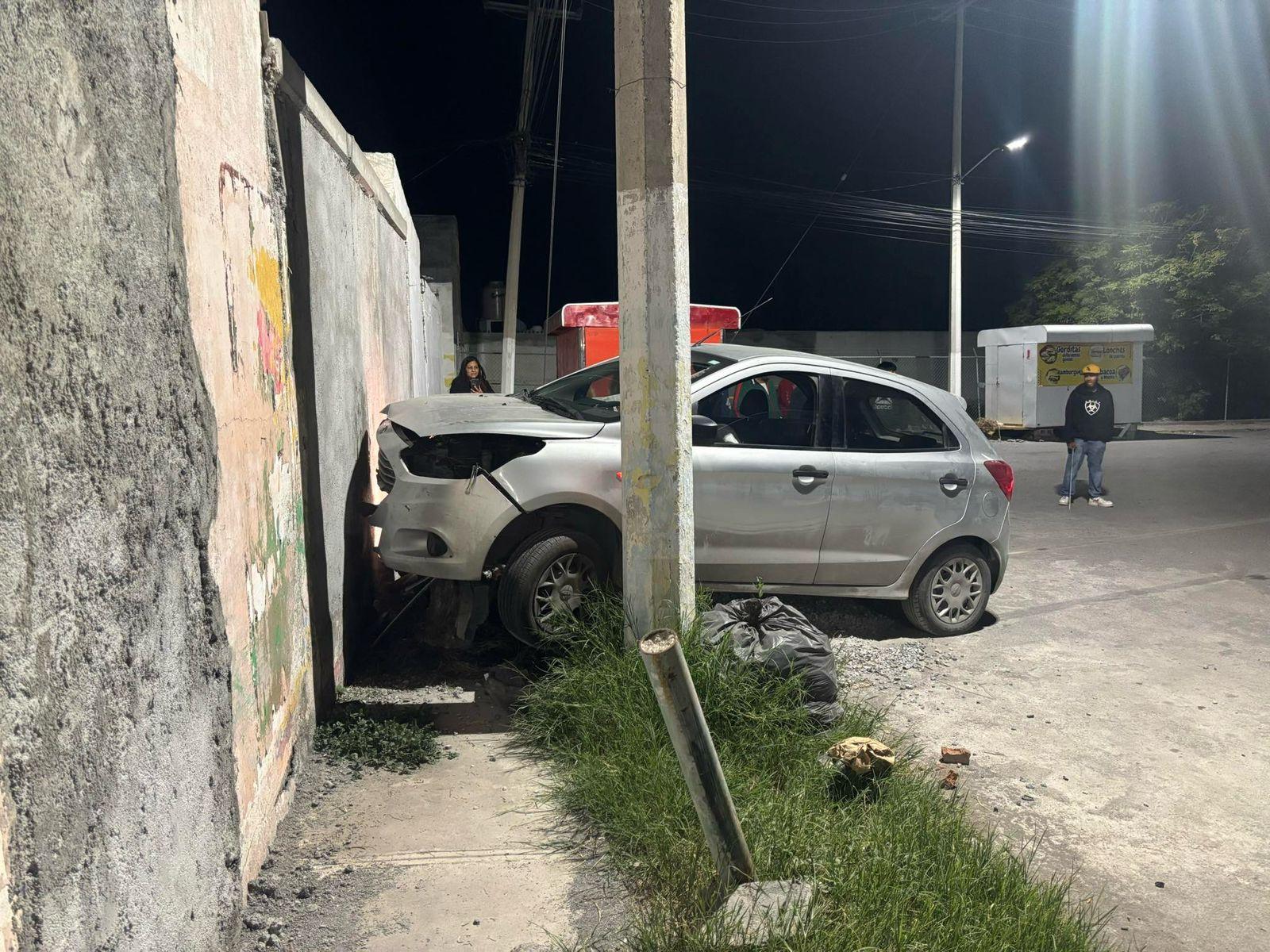 Abandonan auto tras chocar contra barda 