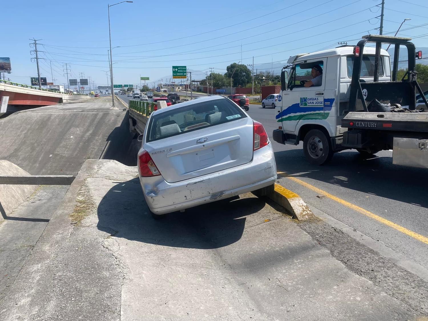 Conductor se salva de caer a un arroyo