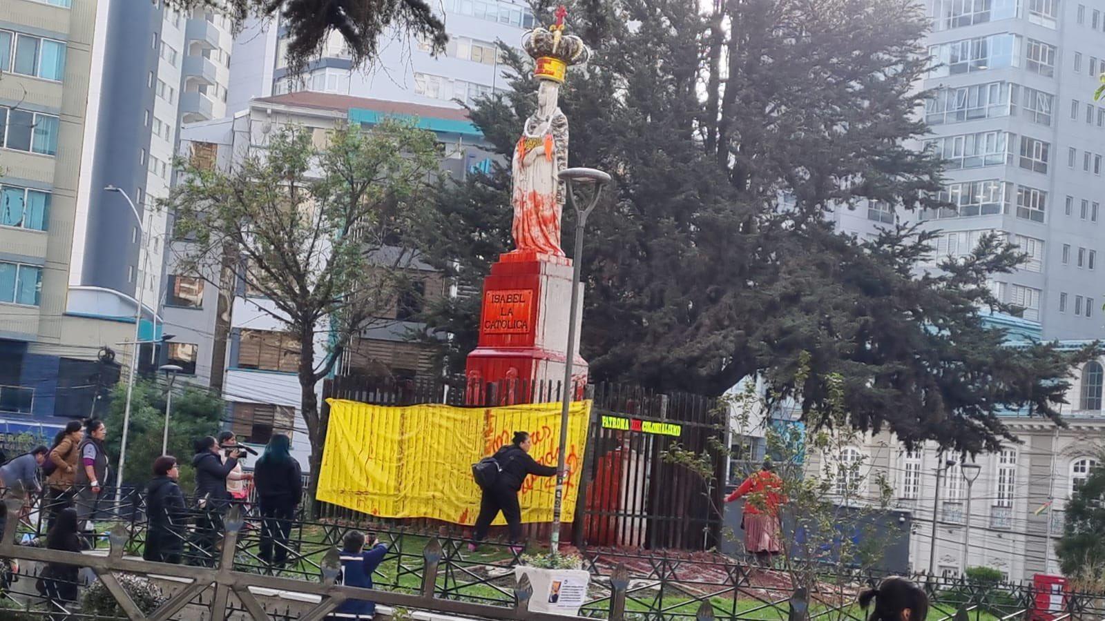 Arrojan pintura a estatua de Isabel la Católica en rechazo al «colonialismo» en Bolivia; «están arruinando la plaza», acusan vecinos