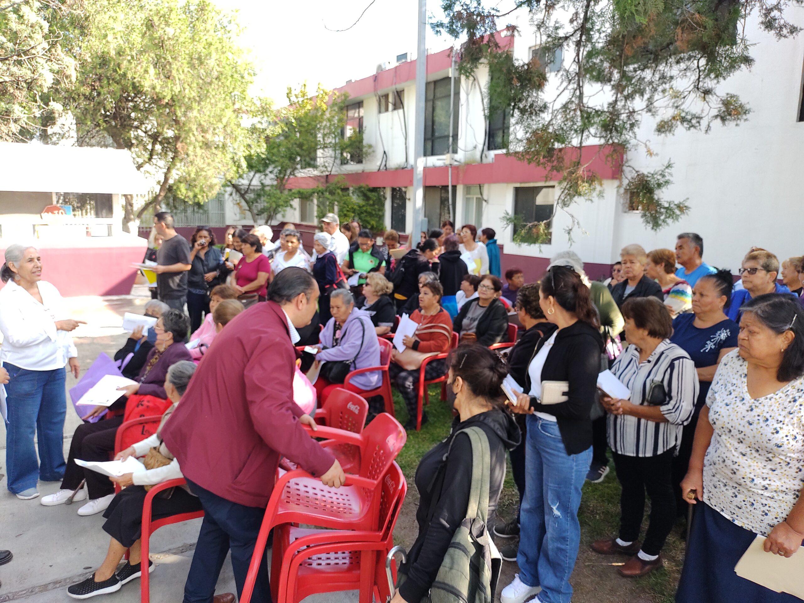 Abarrotan mujeres sexagenarias el Bienestar por inicio de registro
