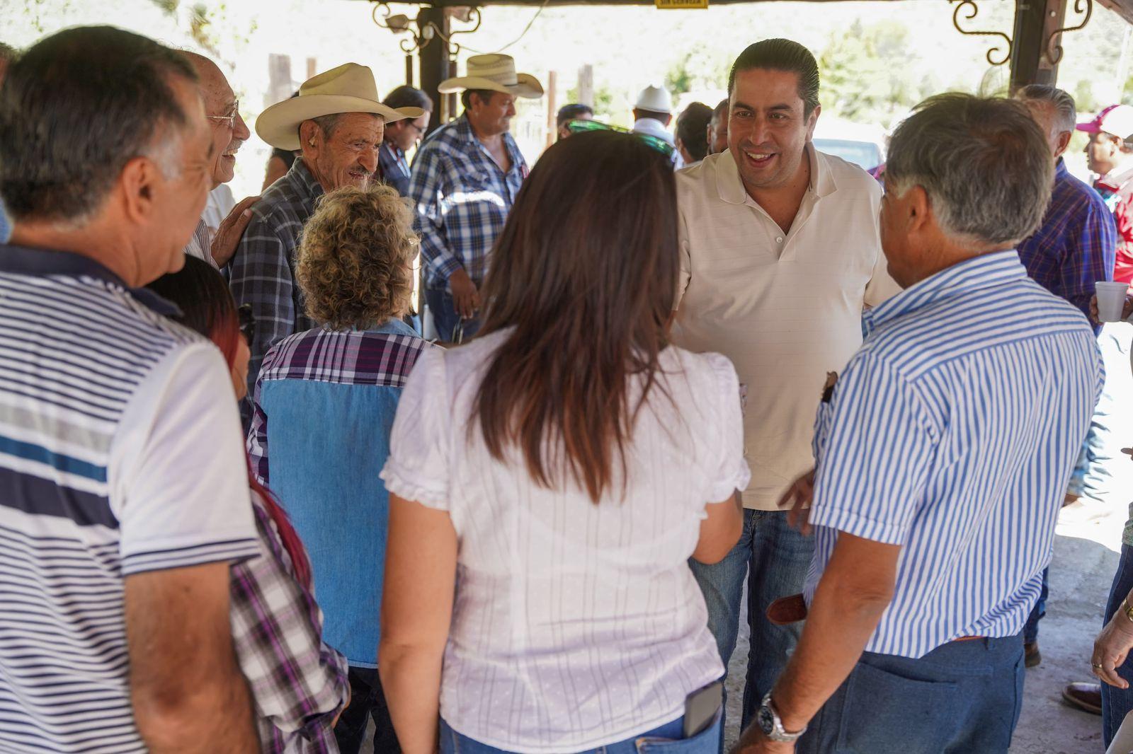 Sigue Chema cumpliendo compromisos con el campo