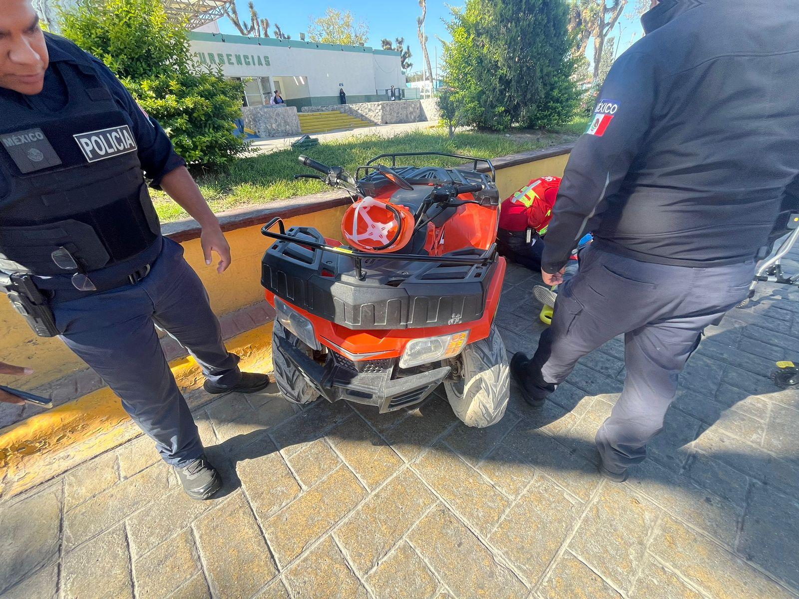 Reportan grave a mujer tras volcar su cuatrimoto  