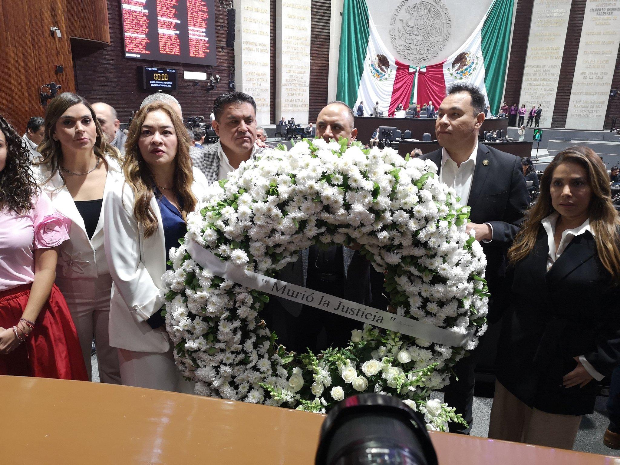 Con corona funeraria, priistas llegan a discutir leyes secundarias de reforma judicial