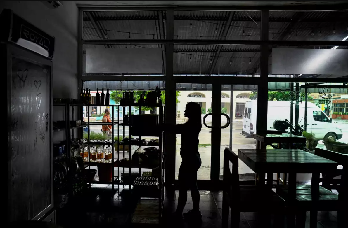 Cuba se queda en la oscuridad por falla en red eléctrica