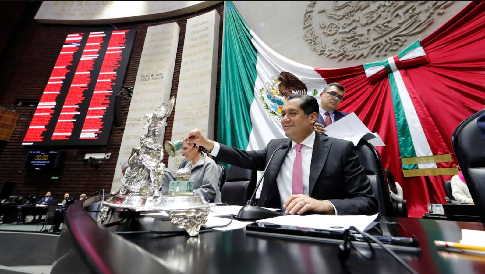 Diputados eligen a Gutiérrez Luna como nuevo presidente de la Mesa Directiva