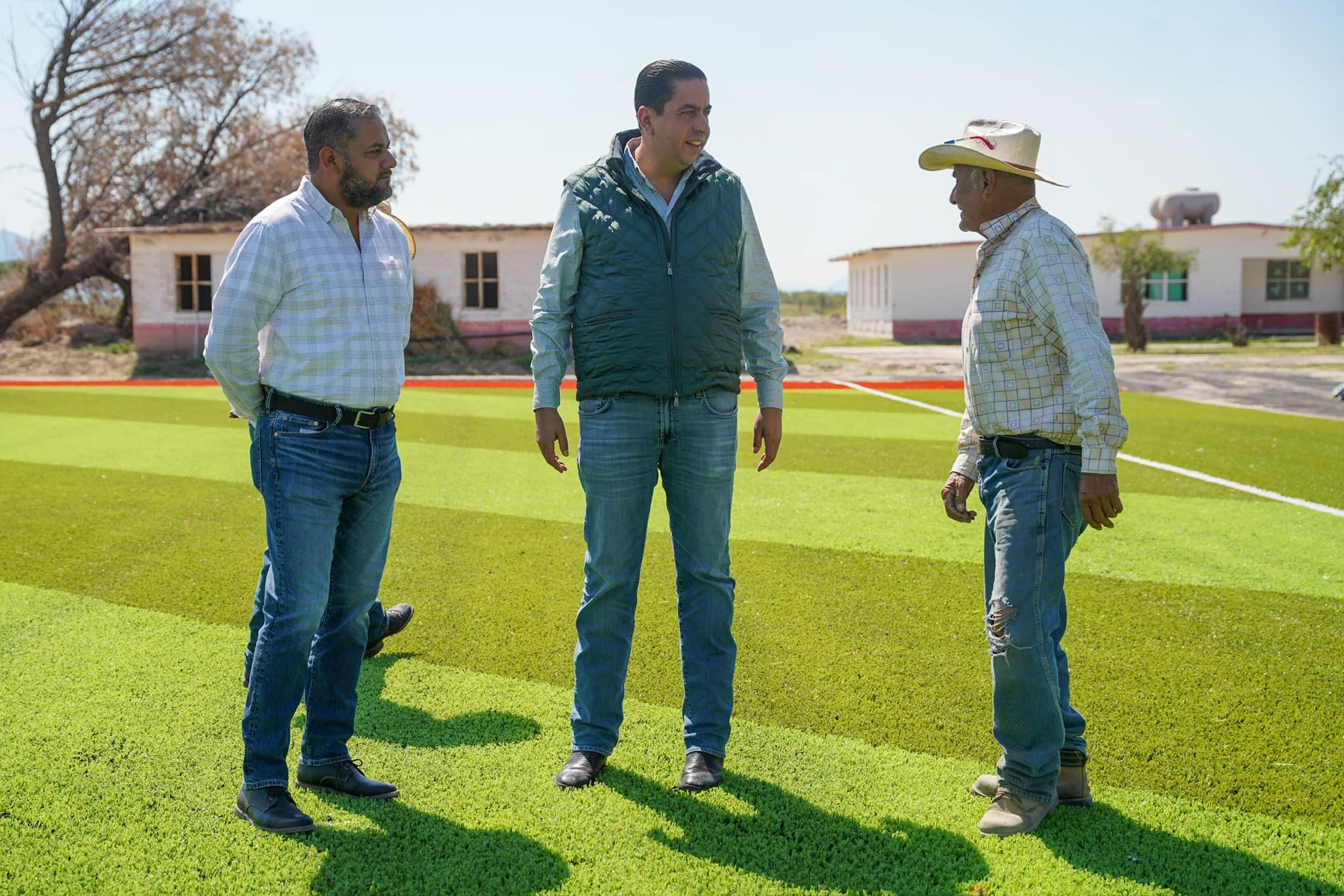 Supervisa Chema Morales construcción campo de beis