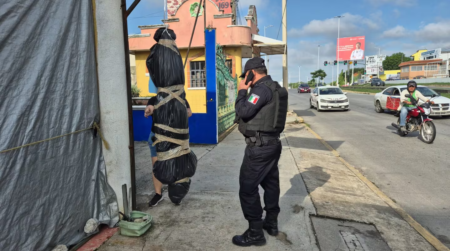 ¿Narco Halloween? Familia ‘decora’ casa con falso cuerpo embolsado y moviliza a la Policía de Tabasco