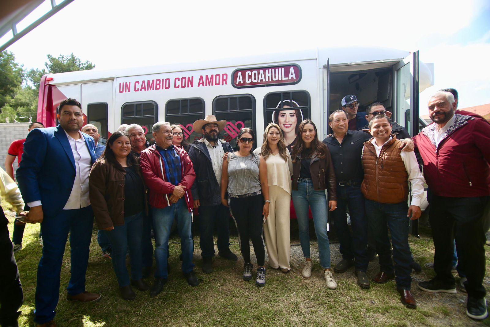 Inaugura Cecilia Guadiana en Saltillo Consultorio Móvil