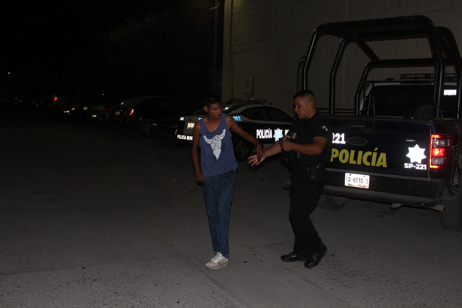 Aseguran a hombre vagaba intoxicado