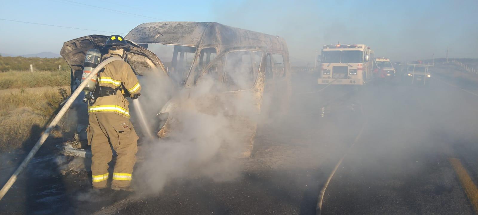Incendio de vehículo se propagó a la carretera