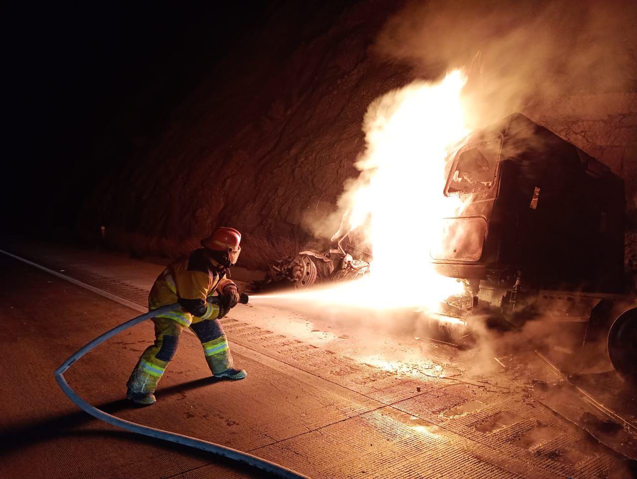 Se incendia tráiler en el Norponiente