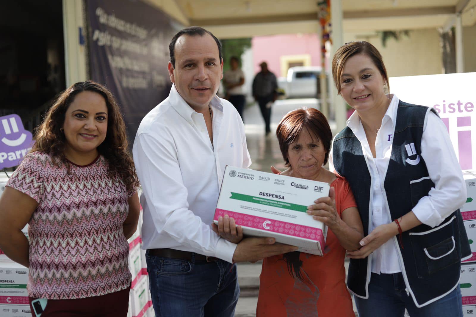 Reciben despensas y productos básicos