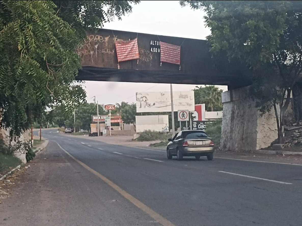 “Los Chapitos” dejan narcomantas para deslindarse de extorsiones en Sinaloa
