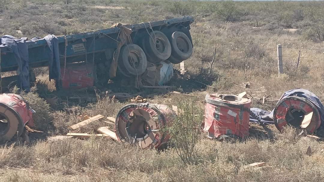 Queda trailero herido en volcadura en la 53
