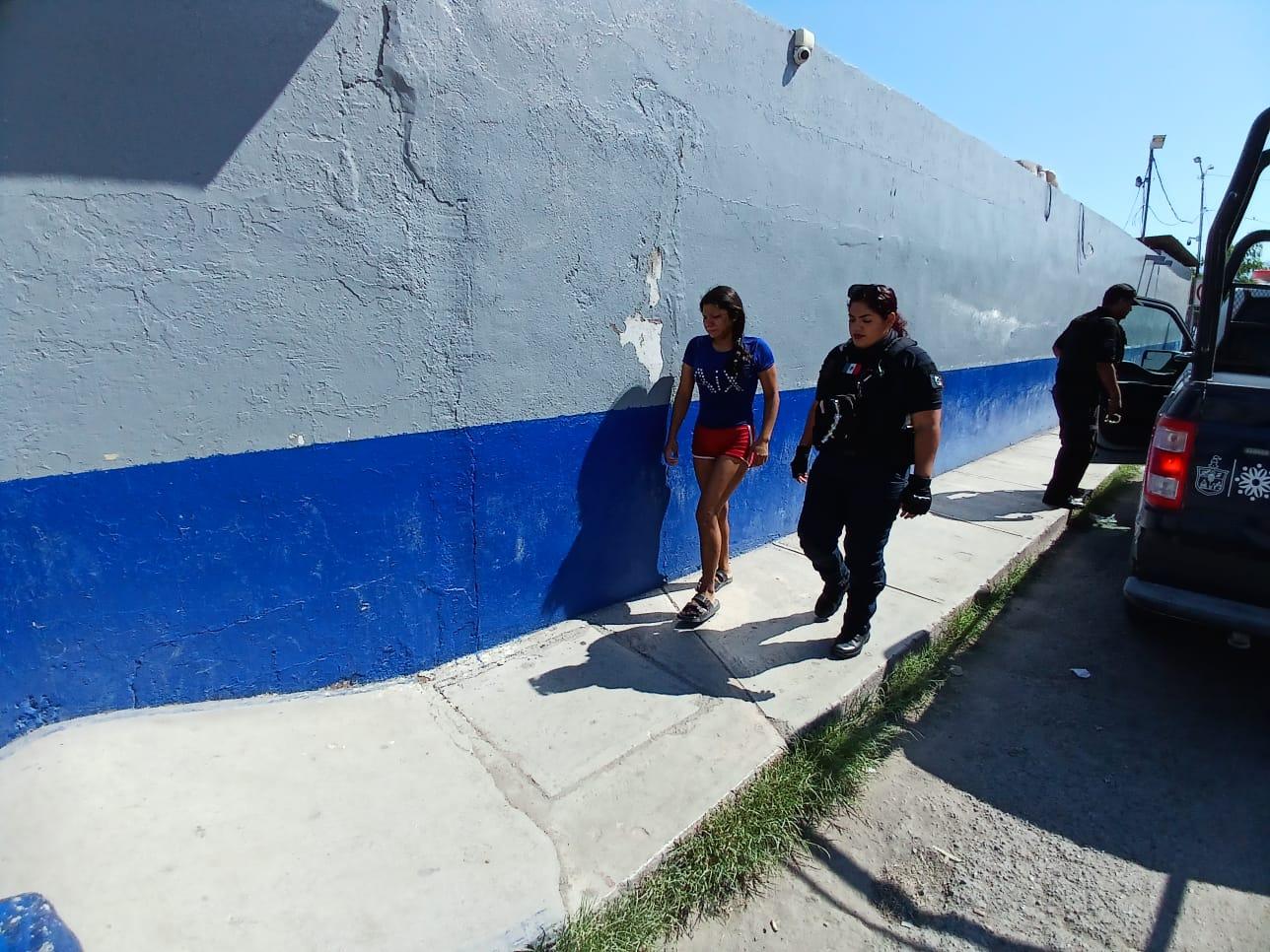 Detienen a jovencita por alterar el orden