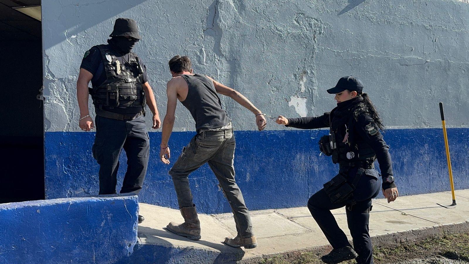 Le encuentran cuchillo y se lo llevan detenido