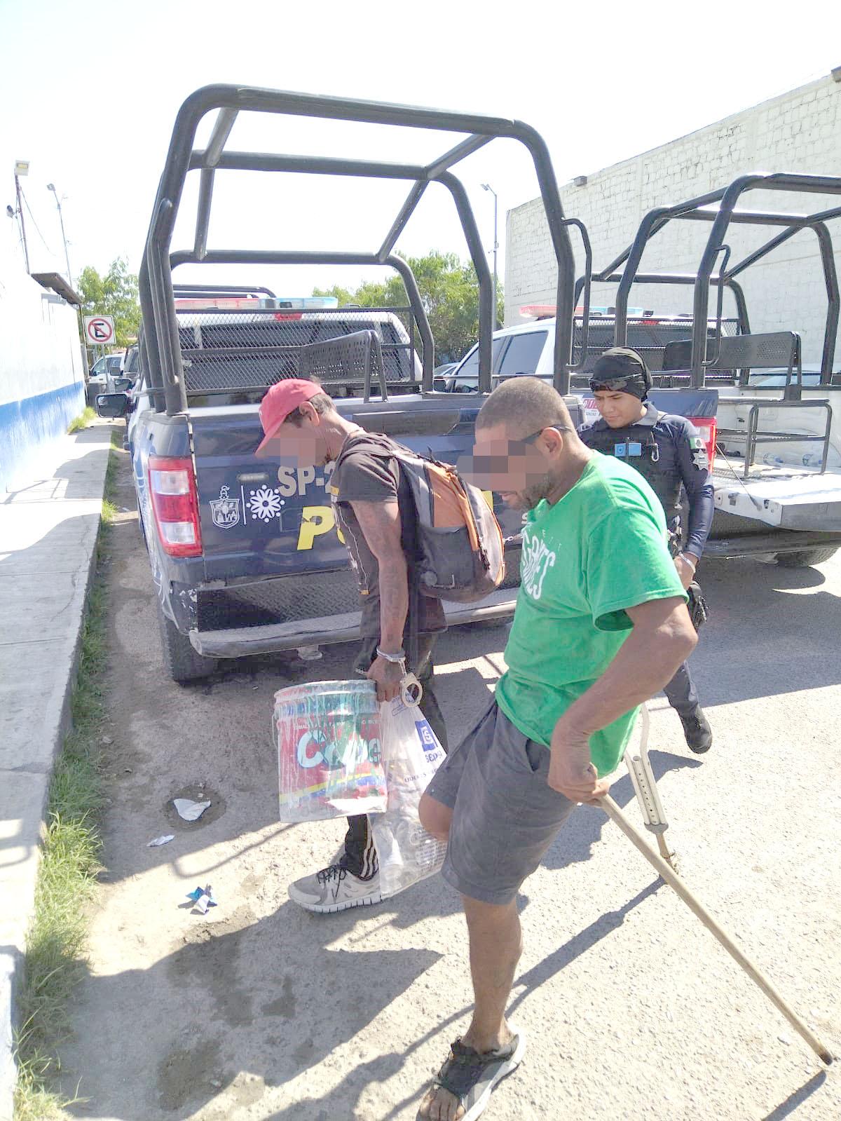Arrestan a discapacitado ¡por lavar autos en calle!