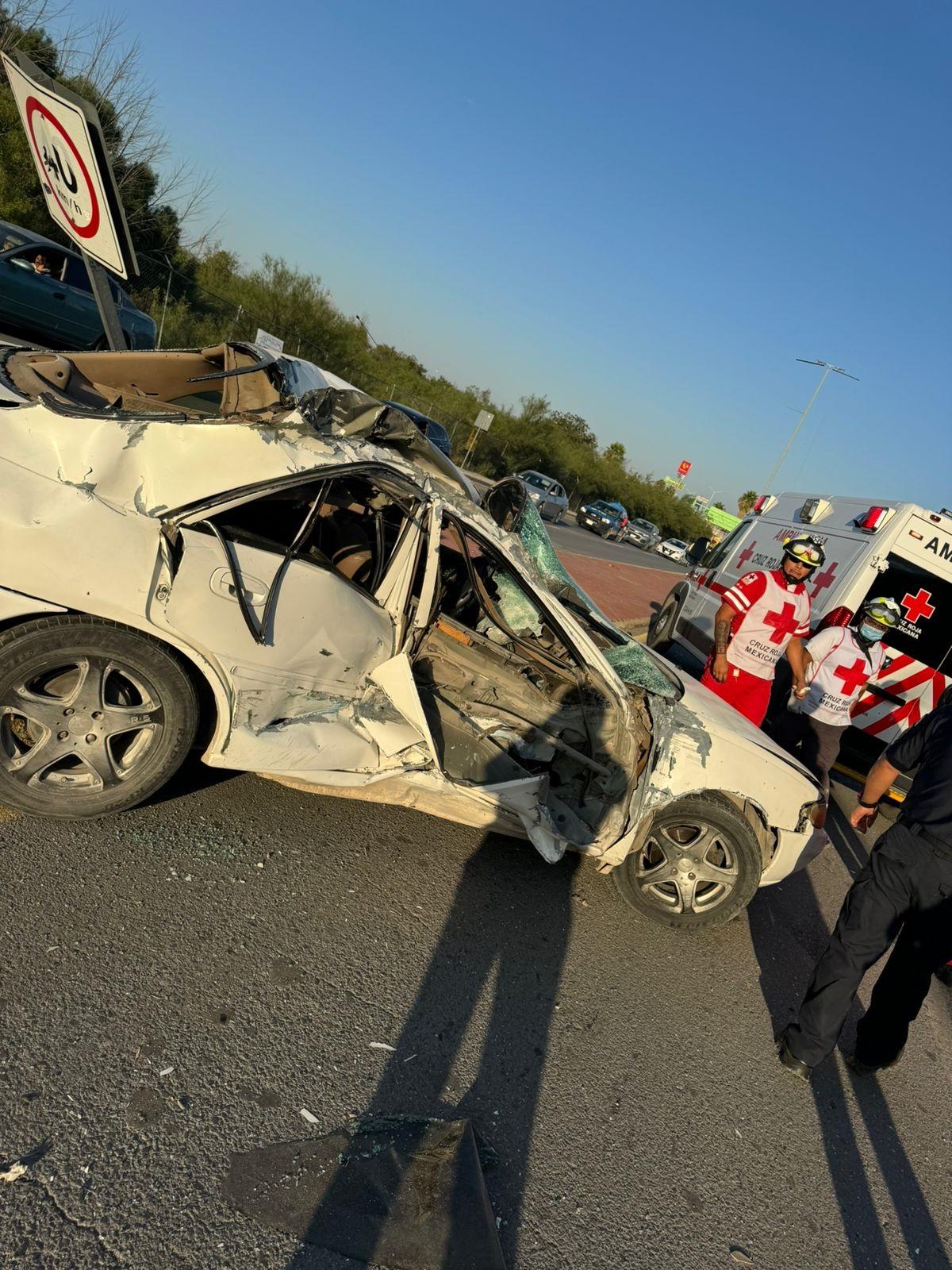 Destroza su automóvil a exceso de velocidad