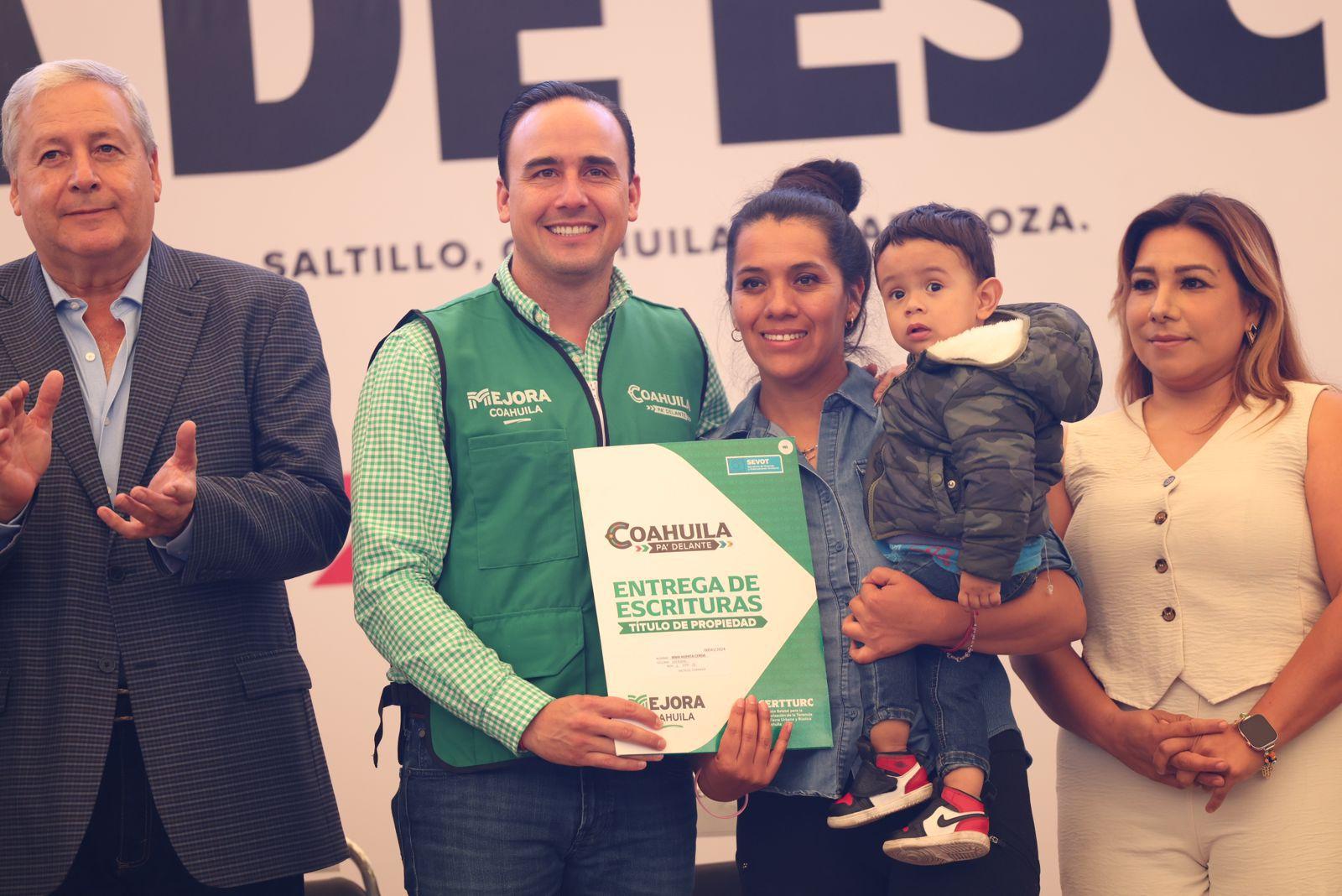 ENTREGA MANOLO JIMÉNEZ MÁS DE MIL 800 ESCRITURAS EN COAHUILA