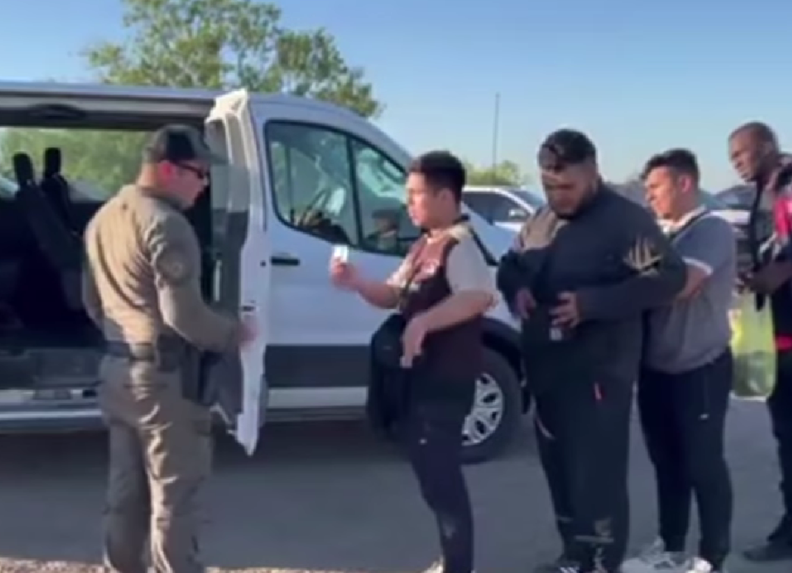 Aseguran a 230 migrantes en operativo en Eagle Pass
