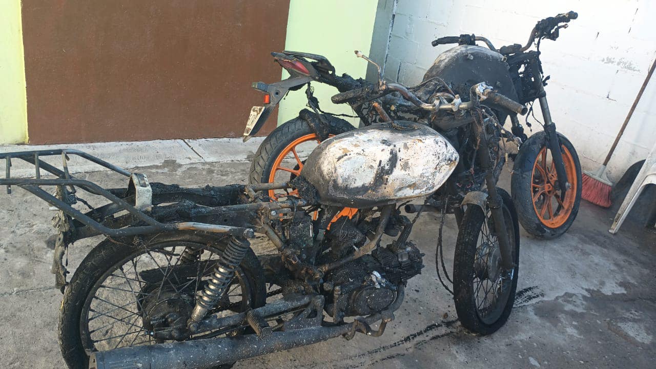 Incendian maleantes 2 motocicletas en Palaú