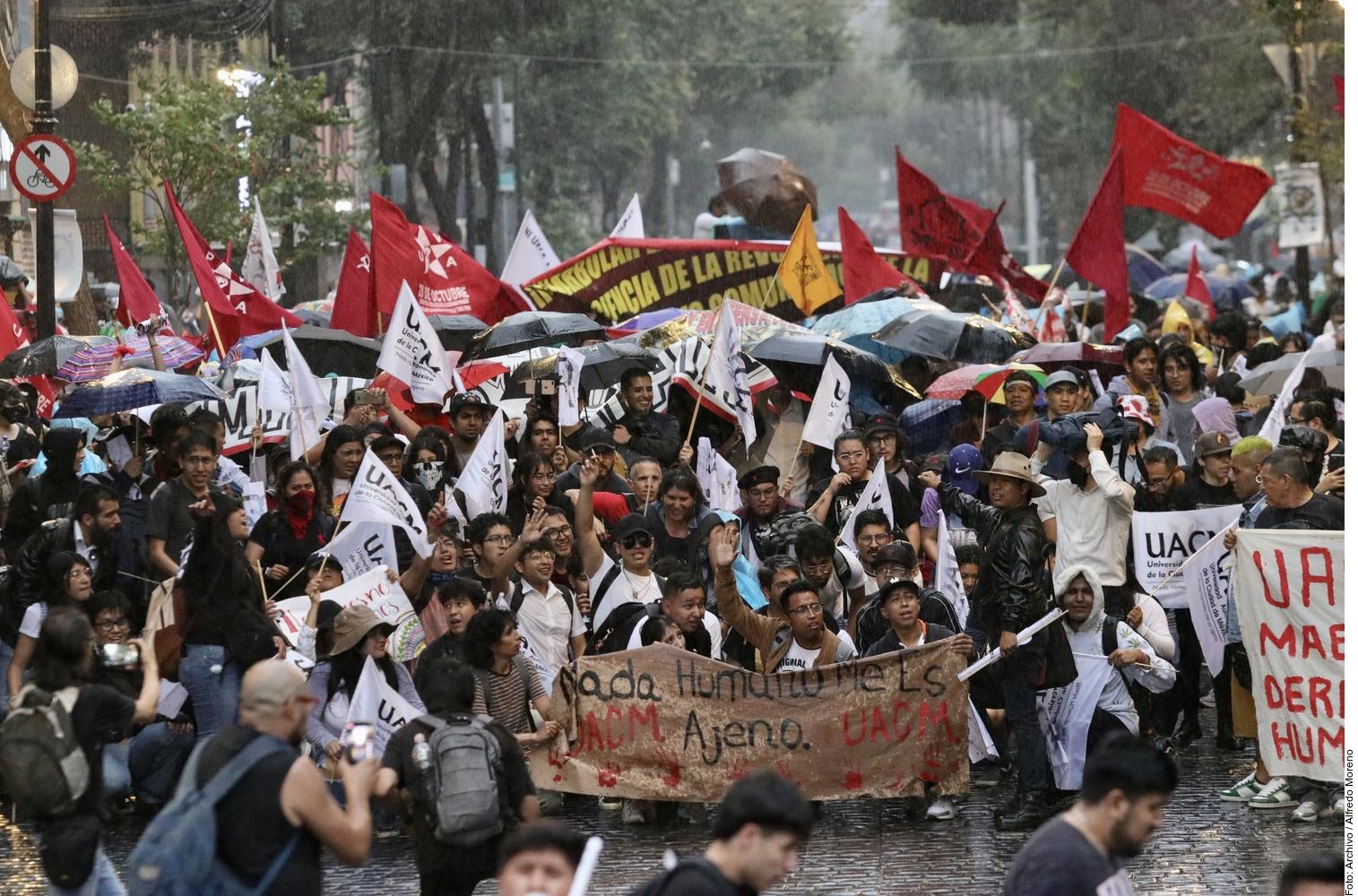 Marchan a 56 años de masacre de Tlatelolco