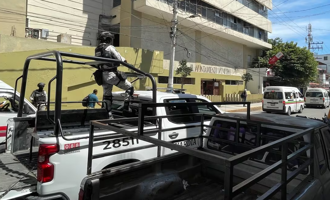 Nuevo alcalde de Chilpancingo inicia su primer día de trabajo tras asesinato de Arcos Catalán; llega escoltado y en camioneta blindada