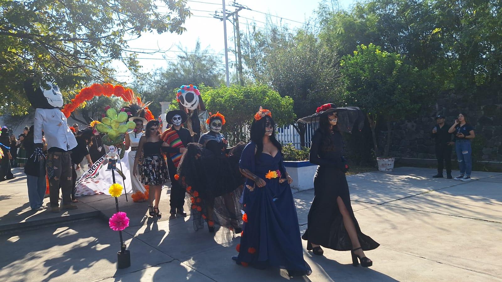 Vistosa celebración por Día de Muertos