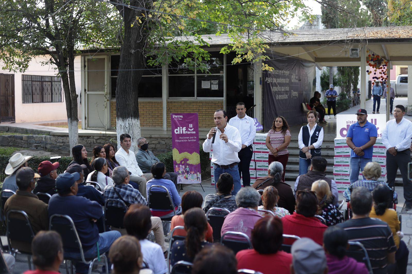 Benefician con despensas a adultos mayores en Parras