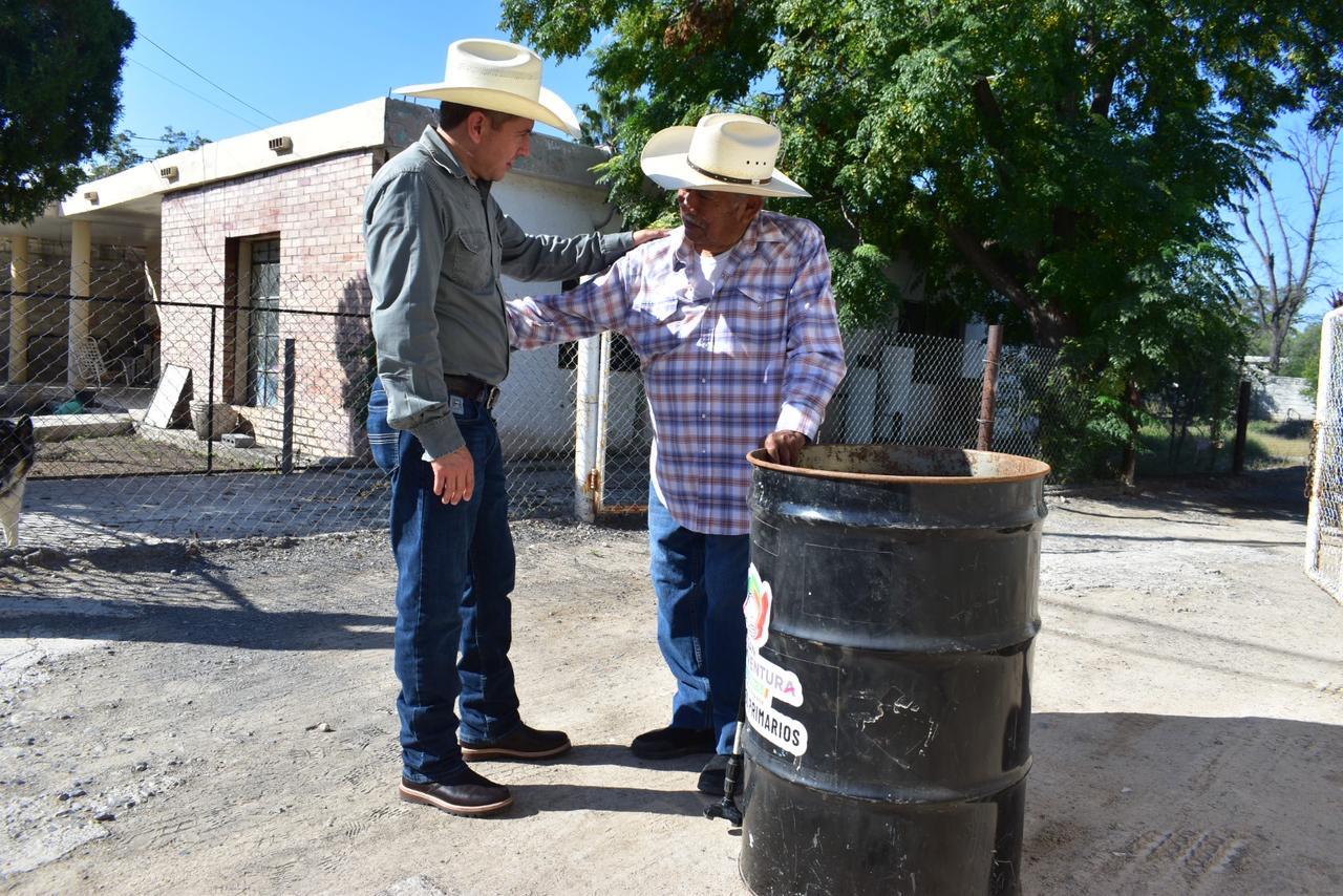 Entrega Hugo Lozano tambos para basura