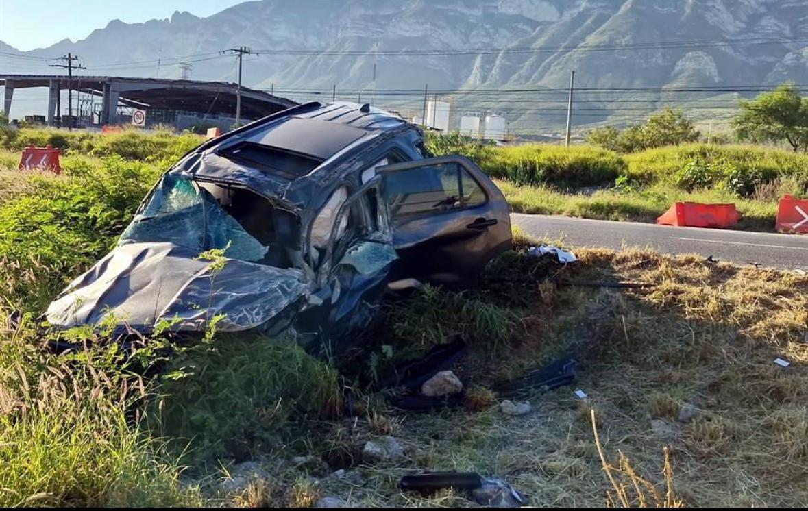 Destroza su auto y se salva de milagro
