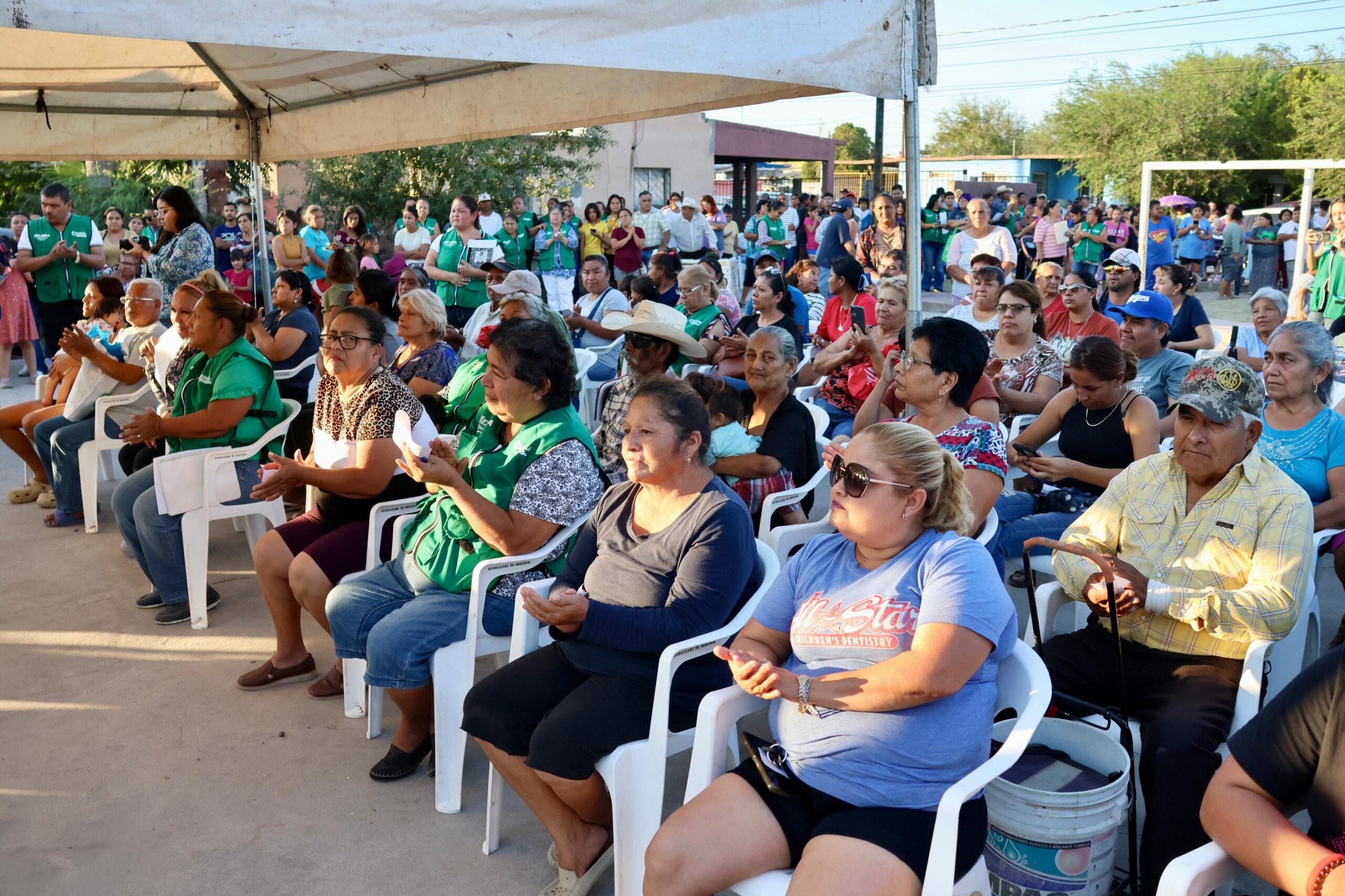 Entregan a familias apoyos alimentarios