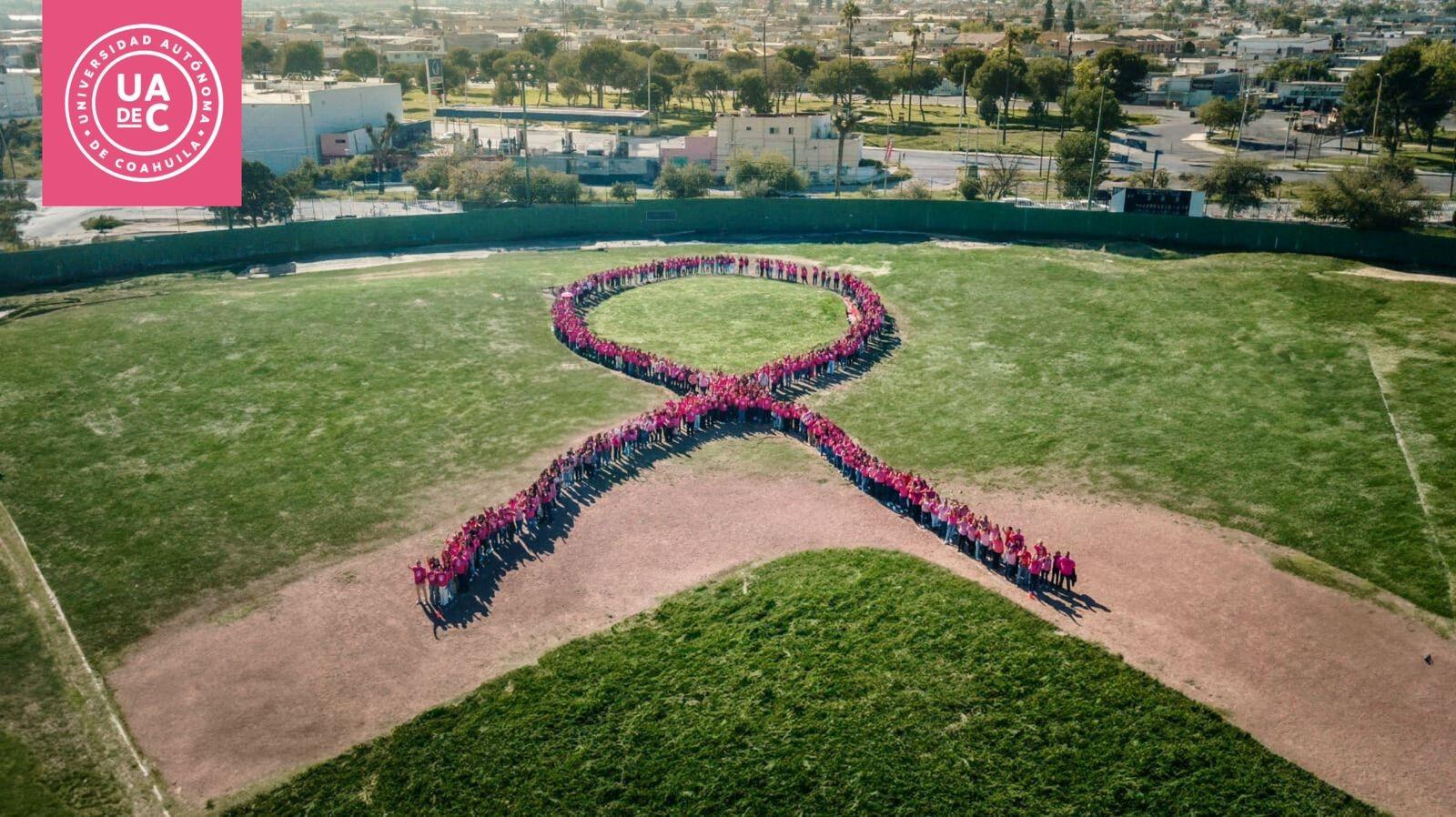 Forman en la UAdeC gigantesco lazo rosa