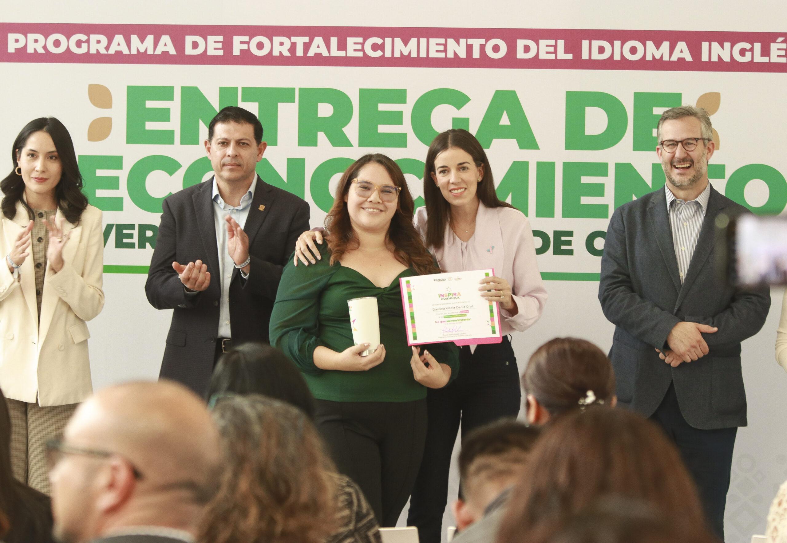 Reconocen a docentes de inglés de la UAdeC
