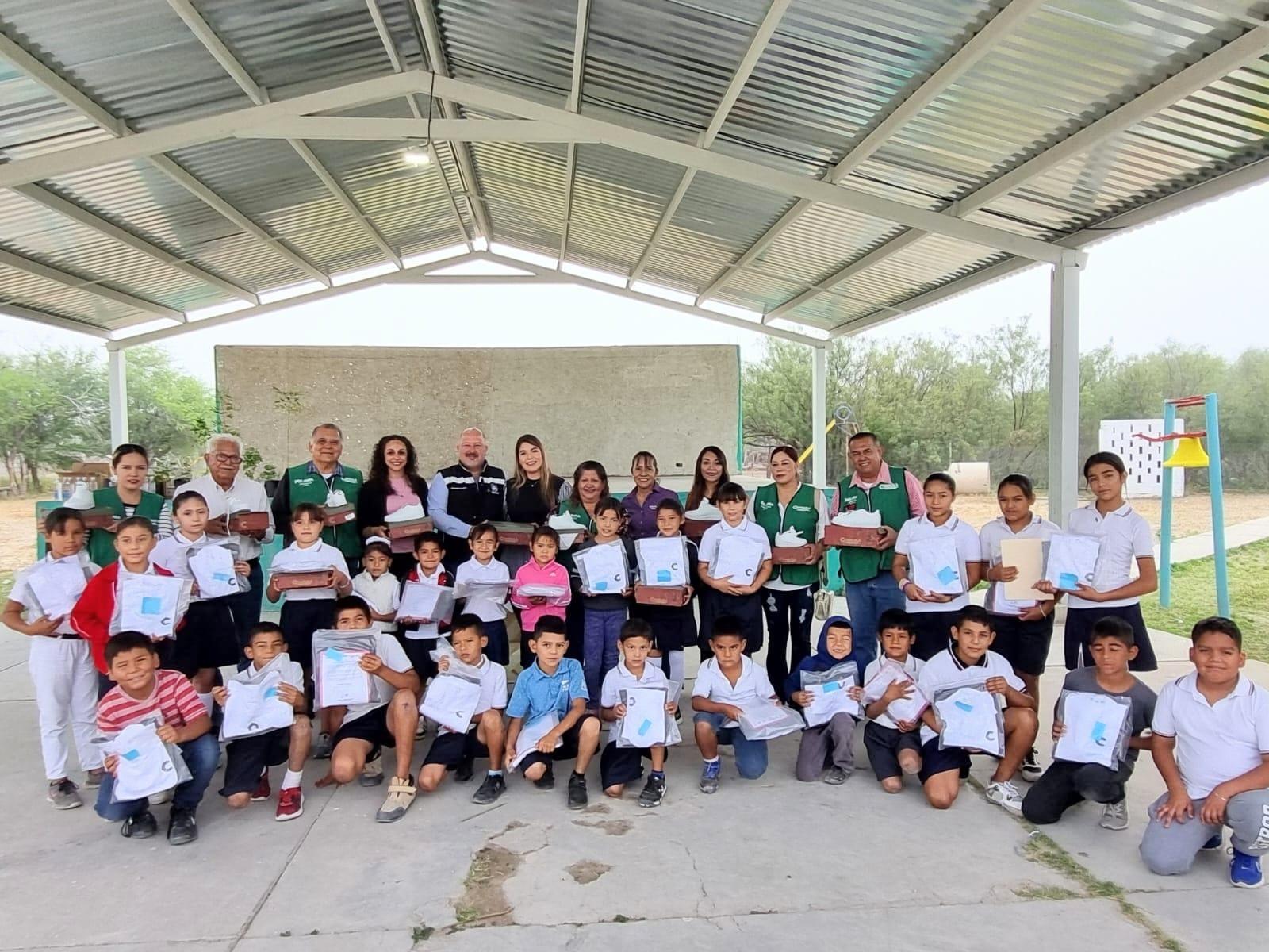 Entregan uniformes a estudiantes de ejidos
