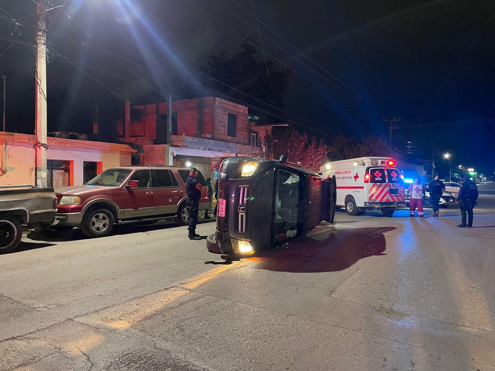 Vuelca conductora en colonia Centenario