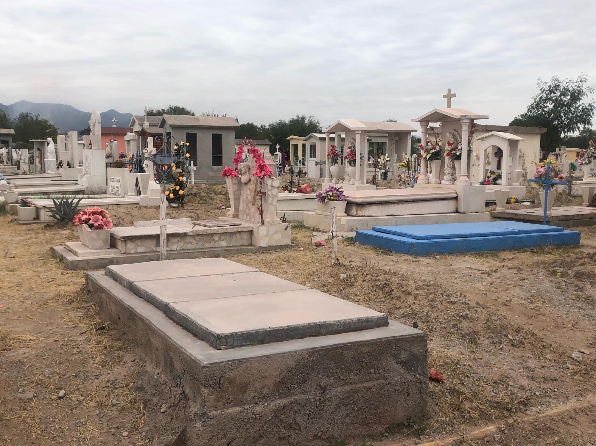 Monos con alfileres y otros fetiches en panteones locales