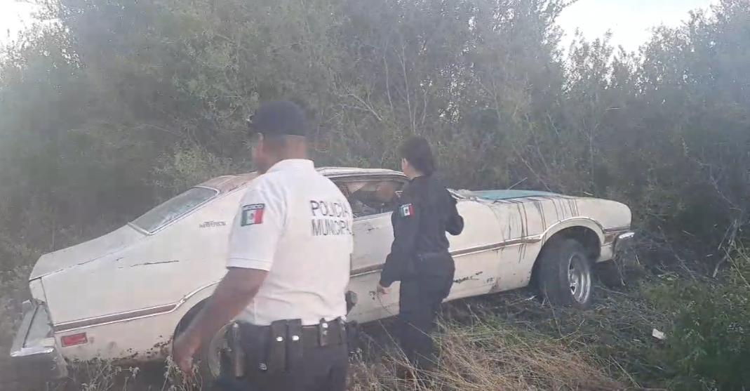 Abandona auto después de volcar