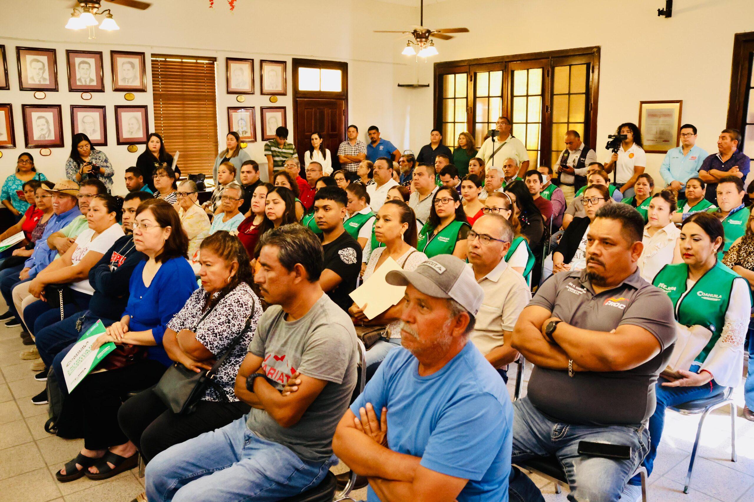 Entrega Diana Haro escrituras a sabinenses