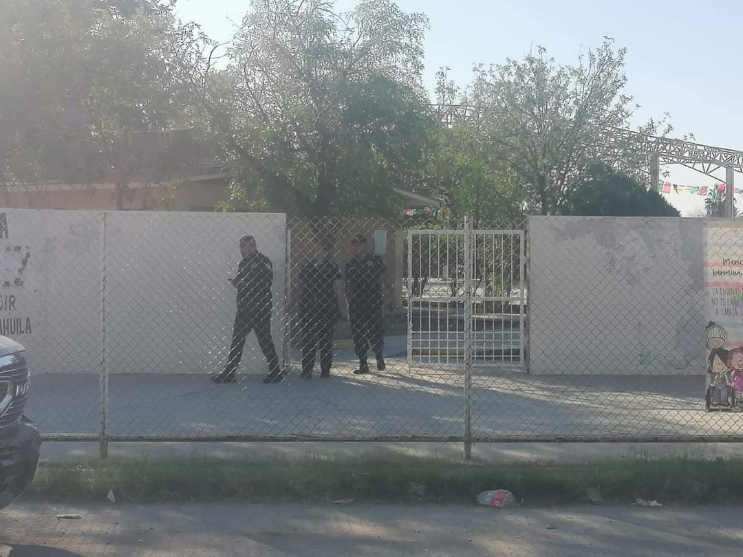 Dejan ladrones sin luz a primaria Benito Juárez